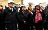 Le ministre français de l'Intérieur Bruno Le Roux (g), la ministre du Logement Emmenuelle Cosse et la maire de Paris Anne Hidalgo inaugurent un nouveau centre d'accueil pour migrants à Ivry-sur-Seine, près de Paris, le 16 janvier 2017