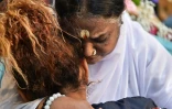 La gourou indienne Mata Amritanandamayi (c), étreint une participante, lors du grand rassemblement organisé en son honneur à Paris le 26 octobre 2016