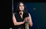 L'actrice française Hafsia Herzi remporte le César de la meilleure actrice pour son rôle de matonne dans le thriller "Borgo" lors de la 50e cérémonie des César, le 28 février 2025 à Paris