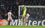 Duel aérien entre le gardien du PSV Jeroen Zoet et l'attaquant de l'Atletico Madrid Antoine Griezmann, le 24 février 2015 à Eindhoven
