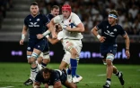Le 3e ligne aile français Thibaud Flament à l'offensive contre l'Ecosse, le 12 août 2023 à Saint-Etienne