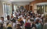 Des étudiants partent après avoir assisté à un cours à l'école coranique Darul Uloom Haqqania, le 19 octobre 2020 à Akora khattak, au Pakistan