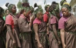 Des jeunes femmes Ogiek lors d'une représentation traditionnelle dans le quartier de Nkareta du comté de Narok, le 15 août 2025 au Kenya