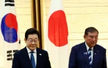 Le président sud-coréen Lee Jae Myung (gauche) reçu par le Premier ministre japonais Shigeru Ishiba à Tokyo le 23 août 2025 