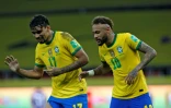 Neymar (d) célèbre son but sur penalty pour le Brésil contre l'Equateur en compagnie de son coéquipier Lucas Paqueta, à Porto Alegre, le 4 juin 2021