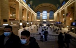 Des personnes portent un masque de protection à la gare Grand Central, le 9 février 2022 à New York