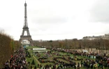 Des ONG environnementalistes manifestent sur le Champ de Mars à Paris, le 12 décembre 2015