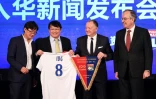 Le président de l'OL Jean-Michel Aulas (2d) après la signature du partenariat avec les Chinois de IDG Capital, le 13 décembre 2016 à Pékin