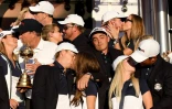 Vainqueurs à la fête : les membres de l'équipe américaine de la Ryder Cup, presque tous avec leurs partenaires, après leur victoire devant l'Europa, le 2 octobre 2016 à Chaska (Minnesota)