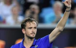 Le Russe Daniil Medvedev pouce levé après sa victoire face à l'Espagnol Pedro Martinez au 2e tour de l'Open d'Australie, le 23 janvier 2020 à Melbourne