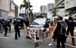 Des manifestants pro-démocratie érigent une barricade le 10 août 2019 à Hong Kong 