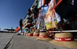 La marchandise d'une boutique de souvenirs sèche au soleil sur la Riva degli Schiavoni, à Venise le 14 novembre 2019