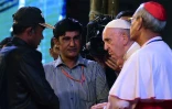 Le Pape François parle avec un réfugié rohingya le 1er décembre 2017 à Dacca, à l'occasion d'une rencontre interreligieuse
