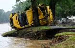 Une camionnette écrasée contre un arbre après les inondations à Bad Neuenahr-Ahrweiler, le 16 juillet 2021