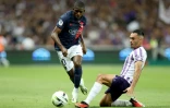 Le Parisien Ousmane Dembélé (g) face au Toulousain Gabriel Suazo, le 19 août 2023 à Toulouse  