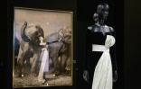 Une photographie de l'artiste américain Richard Avedon, devant une création Dior, le 7 septembre 2021 au Brooklyn Museum de New York