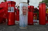 Des bougies ont été déposées devant l'hôpital Gemelli de Rome où le pape François lutte depuis trois semaines contre une pneumonie sévère, le 3 mars 2025