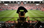 Une caméra de télévision le 15 août 2015 au Roazhon Park de Rennes avant un match de Ligue 1 face à Montpellier. Les matches en nocturne sont les principaux en termes d'audiences TV