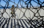 Un membre des forces américaines monte la garde à la frontière avec le Mexique sur la plage de Tijuana, le 15 novembre 2018
