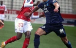 L'attaquant polonais de Marseille, Arkadiusz Milik, tente de dribbler le défenseur malien de Reims, Fodé Doucouré, lors de leur match de L1, le 23 avril 2021 au stade Auguste Delaune