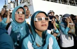 Des passagers du navire de croisière KM Kelud près de l'île de Belitung en Indonésie regardent une éclipse totale du soleil le 9 mars 2016