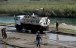 Des soldats irakiens surveillent le remplissage en eau d'un camion-citerne, le 1er avril 2017 Ă Hamman al-Alil