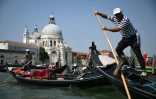 Des gondoles sur le Grand canal de Venise, le 25 juin 2025 en Italie