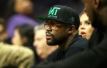 Le boxeur américains Floyd Maywether suit le match NBA entre les Los Angeles Clippers et les Portland Trail Blazers, au Staples Center, le 17 décembre 2018 à Los Angeles