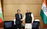  Sur une photo prise et diffusée par le Press Information Bureau (PIB) indien le 4 avril 2025, le Premier ministre indien Narendra Modi (à droite) serre la main du chef militaire du Myanmar, Min Aung Hlaing, en marge du sommet BIMSTEC à Bangkok, en Thaïlande