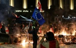 Des manifestants brûlent des barricades lors d'un rassemblement de l'opposition le jour des élections locales, le 4 octobre 2025 à Tbilissi, en Géorgie