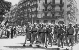 Une compagnie de harkis lors d'un défilé militaire commémorant la fin de la Seconde guerre mondiale, le 8 mai 1957 à Alger