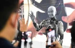 Des spectateurs prennent une photo devant le robot humanoïde Ameca au salon de la tech de Las Vegas, le 5 janvier 2022