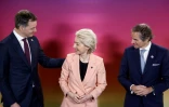 Ursula von der Leyen, le Premier ministre belge Alexander De Croo (G) et directeur général de l'AIEA, Rafael Grossi à Bruxelles le 21 mars 2024