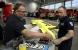 Des mécaniciens réparent un camion de pompiers endommagé par les incendies de forêt de l'été, dans l'atelier de logistique et de maintenance du SDIS 33 à Bordeaux, le 16 septembre 2026 en Gironde