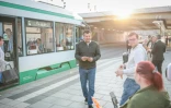Sven Schulze (au centre), ministre-président de Saxe-Anhalt et candidat tête de liste du parti conservateur CDU aux élections régionales, parle avec un passant près de la gare centrale de Magdebourg, dans l'est de l'Allemagne, le 27 août 2026