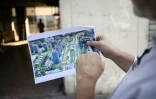 L'adjoint au maire de Nîmes chargé de la rénovation urbaine, Olivier Bonné, montre les futurs aménagements du quartier de Pissevin, à Nîmes, le 6 août 2024 dans le Gard