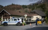 Un policier condamne l'accès à une route menant au chalet où habitait la famille à Taninges (Haute-Savoie) le 13 novembre 2024