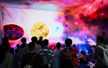 Des visiteurs regardent une projection lors de la Convention mondiale de science-fiction 2023 à Chengdu, le 21 octobre 2023 dans le sud-ouest de la Chine
