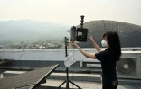 Une scientifique verifie la qualité de l'air, sur le toit de l'Institut national de recherche astronomique de Thaïlande, à Chiang Mai (nord de la Thaïlande). Photo prise le 10 avril 2023