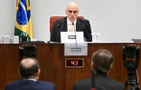 L'ancien président brésilien Jair Bolsonaro (d), accompagné de son avocat Celso Villardi (g), témoigne devant le juge Alexandre de Moraes lors d'une audience à la Cour suprême brésilienne, le 10 juin 2025 à Brasilia