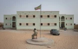 Un garde devant un bureau de vote à Nouakchott, le 29 juin 2024 en Mauritanie
