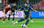 L?attaquant néerlandais de Lyon, Memphis Depay, marque le 3e but pour son équipe sur pénalty face à Brest, lors de leur match de L1, le 19 février 2021 au stade Francis Le Blé