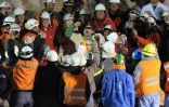 Mario Sepulveda (C) explose de joie à a sortie de la mine de San Jose, dans le nord du Chili, le 13 octobre 2010
