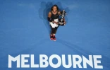 L'Américaine Serena Williams pose avec le trophée après sa victoire en finale de l'Open d'Asutralie face à sa soeur Venus, le 28 janvier 2017