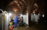 Centre de vaccination dans une cathédrale à Chester, au Royaume-Uni, le 16 décembre 2021