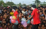 Des acteurs bangladais déguisés en clowns se produisent devant des enfants rohingyas dans le camp de Kutupalong, le plus grand camp de réfugiés du monde. Cliché pris le 28 octobre 2017.