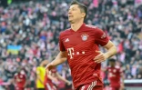 La joie de l'attaquant polonais du Bayern Munich Robert Lewandowski, après avoir marqué le 2e but face à Dortmund, lors de la 31e journée de Bundesliga, le 23 avril 2022 à l'Allianz Arena