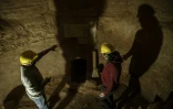 Christos Geovanopoulos (d), responsable du projet de l'aqueduc d'Hadrien à la municipalité de Halanadri et Yannis Dafnos, géologue, à l'intérieur d'un bassin de décantation faisant partie de l'aqueduc d'Hadrien, à Chalandri, dans la banlieue d'Athènes, le 27 janvier 2025