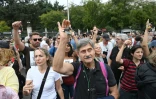 De manifestants brandissent des clés d'habitation lors d'un vaste défilé pour le droit au logement au lendemain du rejet par les députés d'une série de mesures présentées par le gouvernement, le 3 octobre 2026 à Madrid