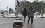 Sur ses six roues, le robot Wolt développé par Starship Technologies livre un déjeuner à un client à Tallinn, la capitale estonienne, le 16 février 2017